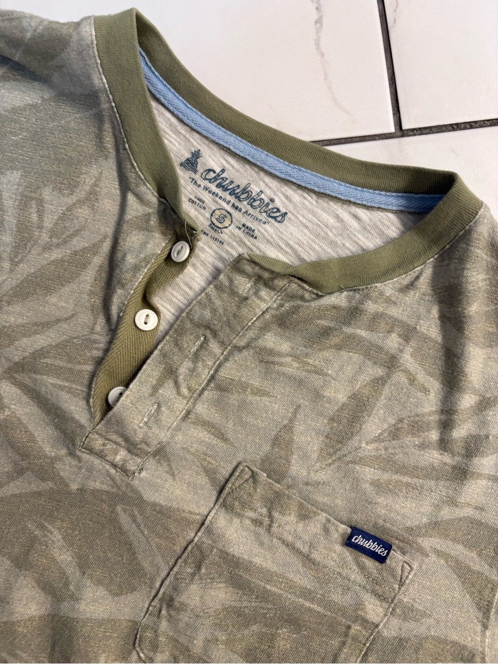 chubbies Olive Green Short-Sleeve Henley with Chest Pocket